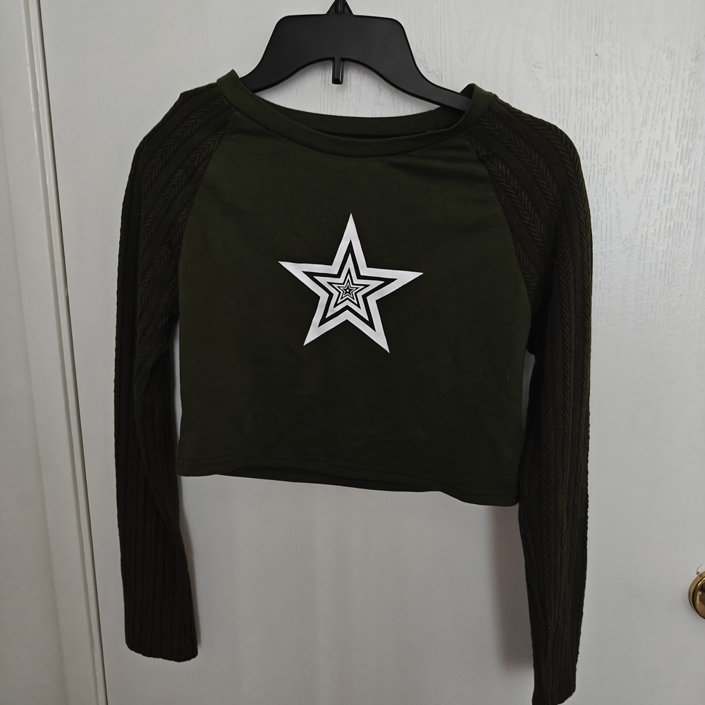 Green Long Sleeve Crop Top with Star Design